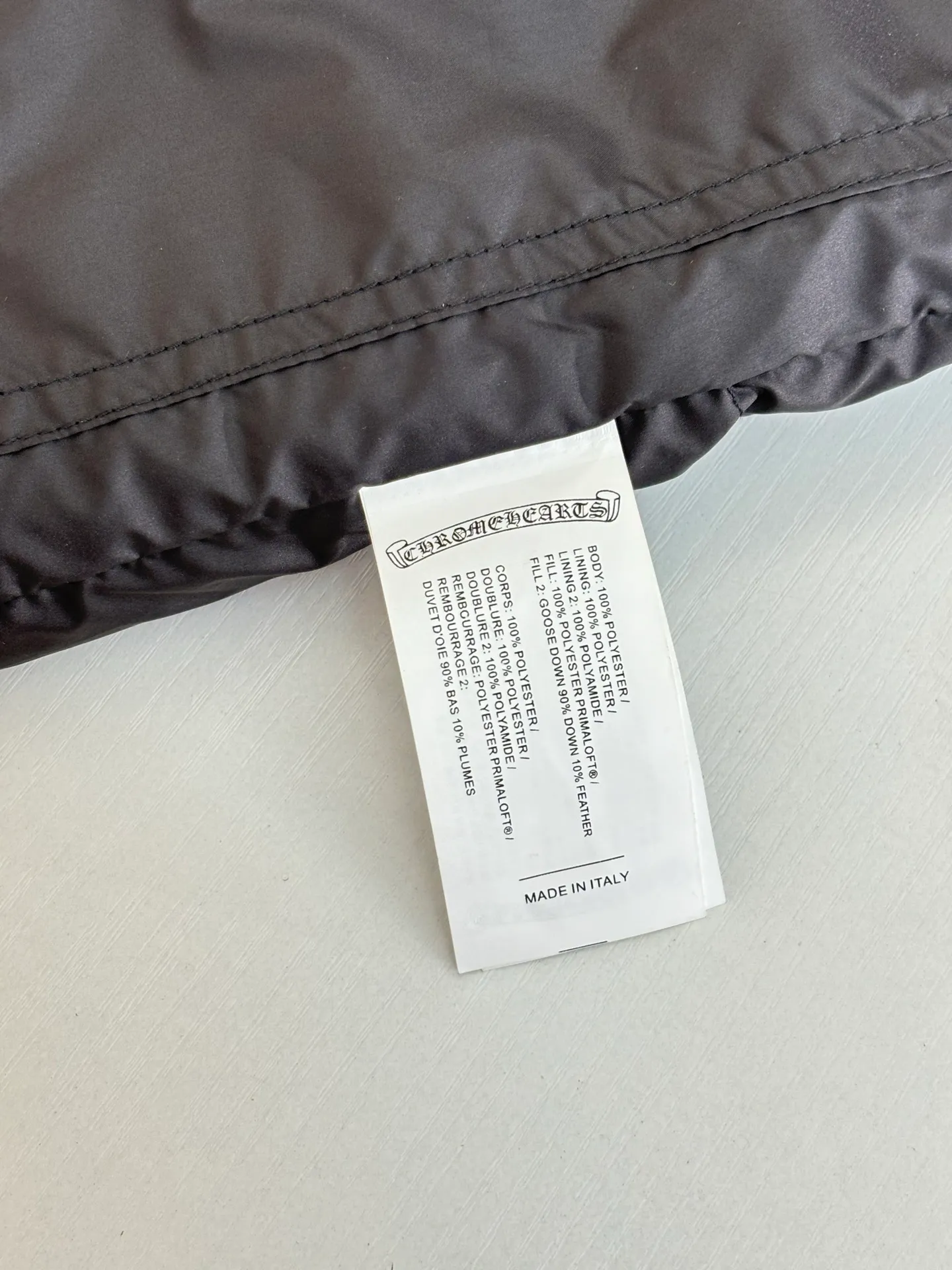 P810 Chrome Heart*/Chrome Heart dark pattern jacquard down vest uses a unique dark pattern jacquard process to make the fabric visually present a rich layering and three-dimensional effect, which is both beautiful and fashionable. High-quality fabrics, special fabrics that are waterproof, stain-proof and breathable, ensure the practicality and comfort of the clothes. The down filling is full and even, ensuring good thermal insulation performance. Filled with 90 white duck down Size: S/M/L/XL